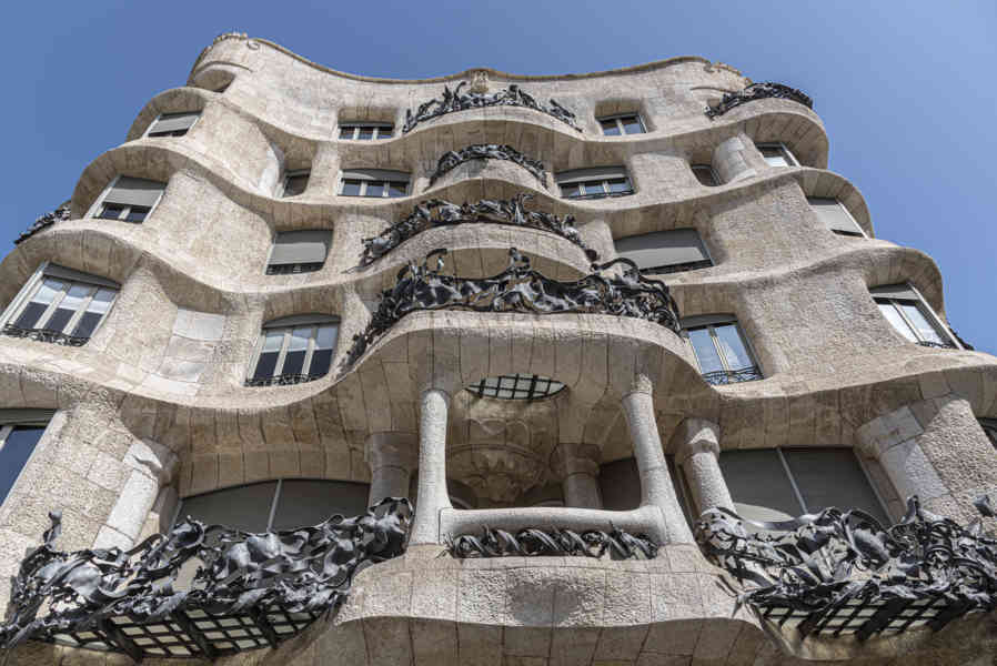 03 - Barcelona - Gaudí - Casa Milà o la Pedrera.jpg